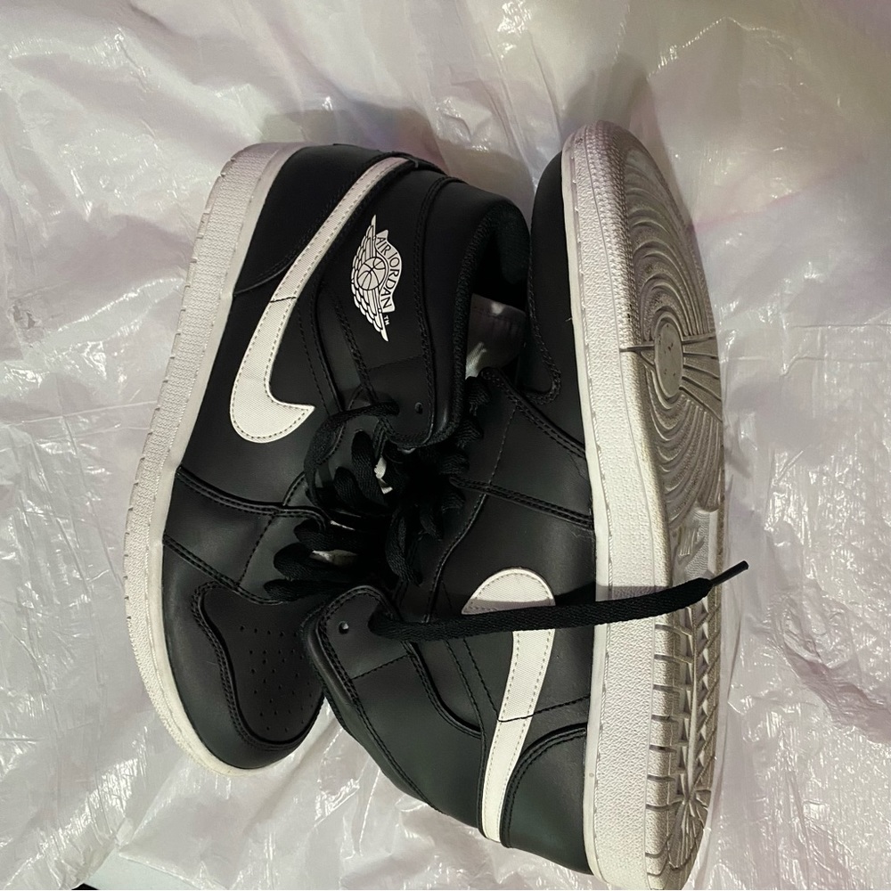 NIKE 2017 Air Jordan 1 Retro Mid black and white EUC